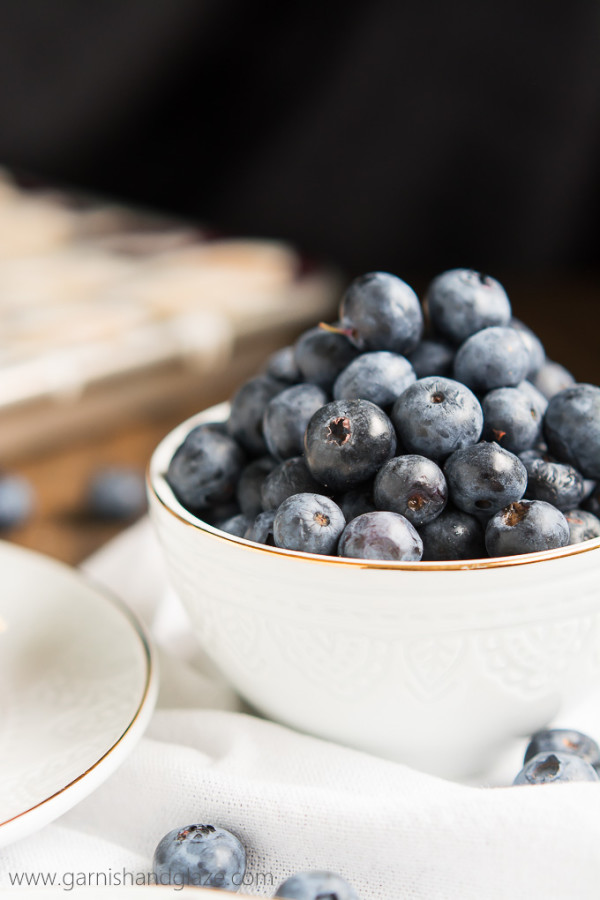 easy-blueberry-pie-bars-garnish-glaze