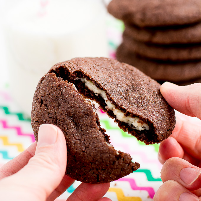 Chocolate Cookies Stuffed with Cream - Tip-Top - GSI FOOD